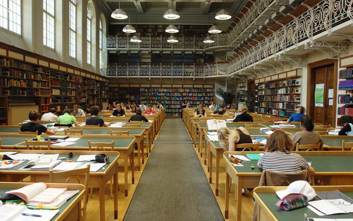 Vai tr&ograve; của thiết bị gi&aacute;o dục trong hoạt động đ&agrave;o tạo sinh vi&ecirc;n đại học